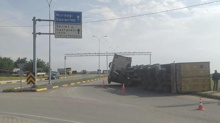 Gaziantepte konteyner yüklü TIRın dorsesi devrildi
