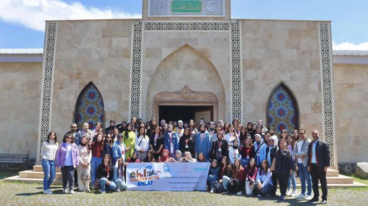 Mektup yazma yarışmasında dereceye giren Bursalı kız öğrenciler, Ahlat Külliyesinde ağırlandı