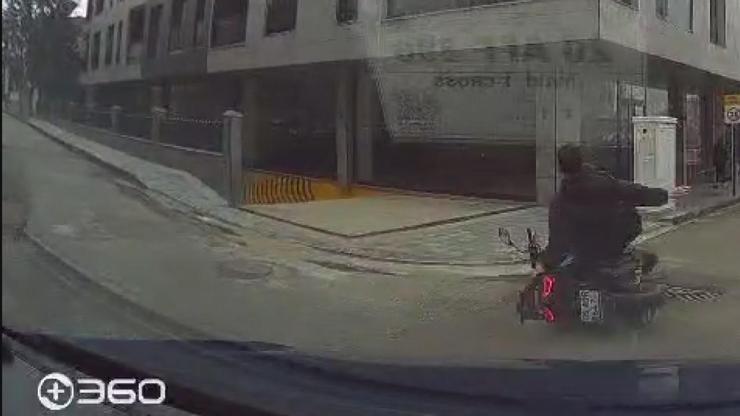 Amasyada otomobille çarpışan motosikletli yaralandı; kaza kamerada