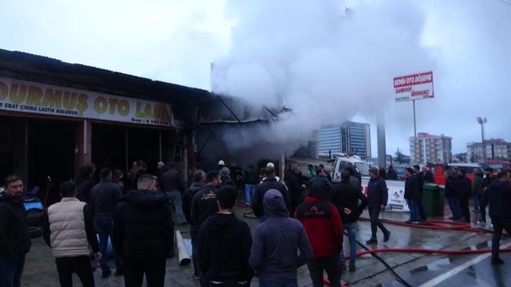 Rizede oto döşemecide yangın