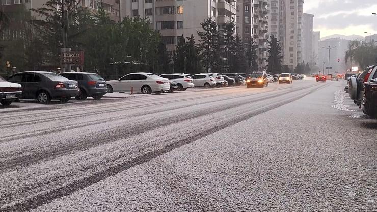 Kayseride dolu ve sağanak etkili oldu