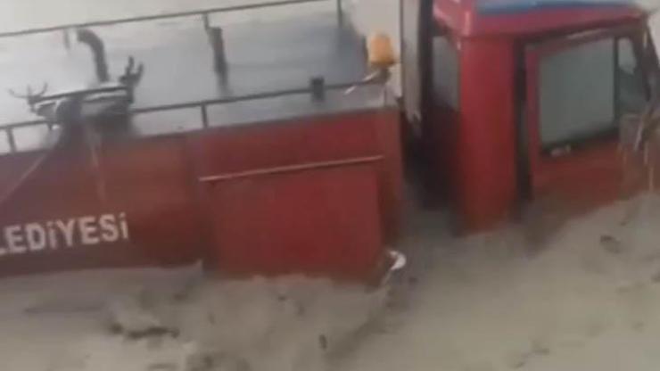 Ankarada sağanak; itfaiye aracı sele kapıldı