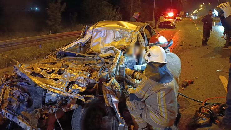 Bursada Kaza: Otomobil Kamyonun Altına Girdi