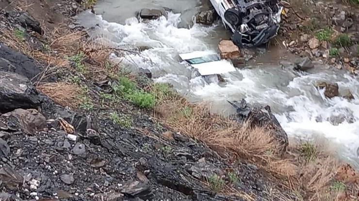 Hakkaride minibüs dereye devrildi; 2 ölü, 3 yaralı