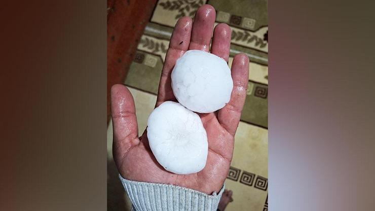Diyarbakırda ceviz büyüklüğünde dolu yağdı