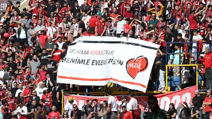 Gençlerbirliği tribününde sürpriz evlilik teklifi