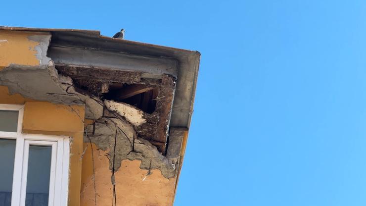 İstanbulda endişe veren görüntü: Binanın çatısındaki beton parçalar düştü
