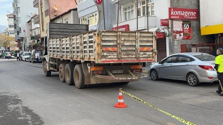 Yolun karşısına geçerken kamyonun çarptığı kadın öldü