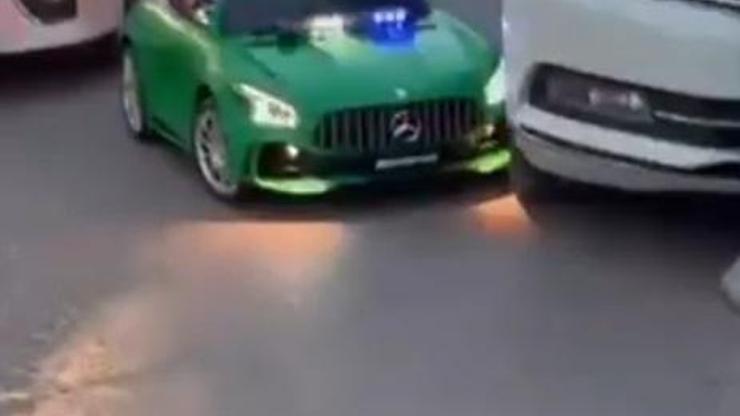 Çocuğun kullandığı akülü araca otomobilin çarptığı kaza kamerada