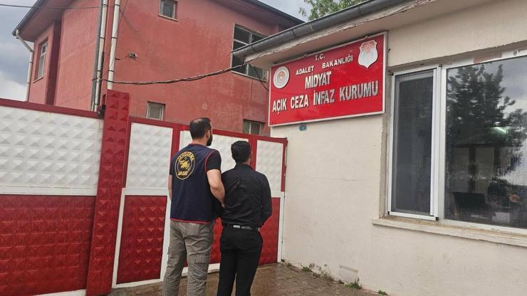 Jandarma, firari hükümlüyü düğünde bağlama çalarken yakaladı