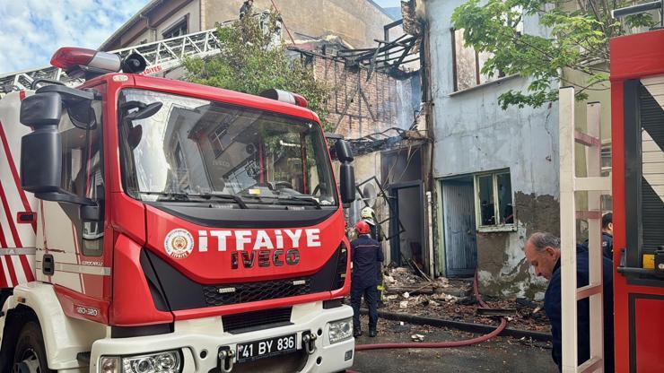 Kocaelide yangına müdahale eden 2 itfaiyeci evin bir bölümünün çökmesiyle yaralandı