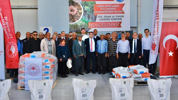 Mersinde çiftçilere ayçiçeği tohumu dağıtıldı