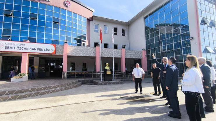 Çatısı yanan okulda eğitime 2 gün ara verildi