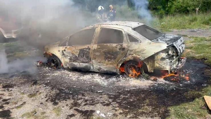 Büyükçekmece’de park halindeki otomobil yandı