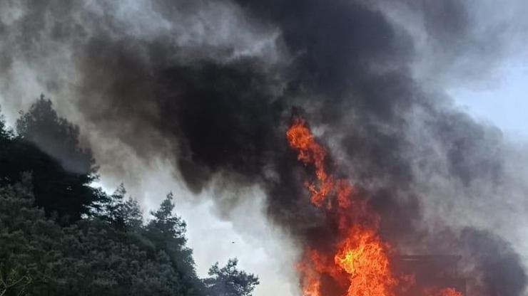 Bursada seyir halindeki kamyon alev alev yandı