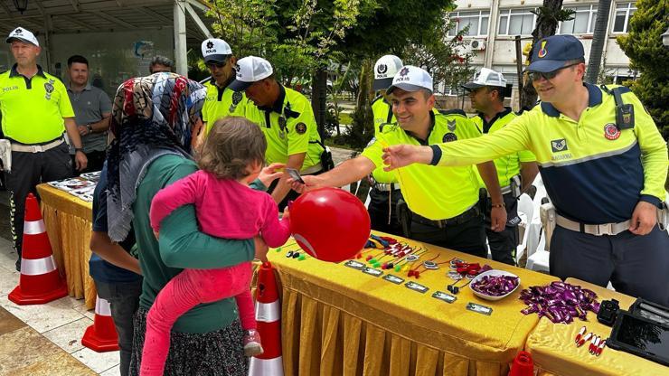 Erdemlide polis standı ilgi gördü