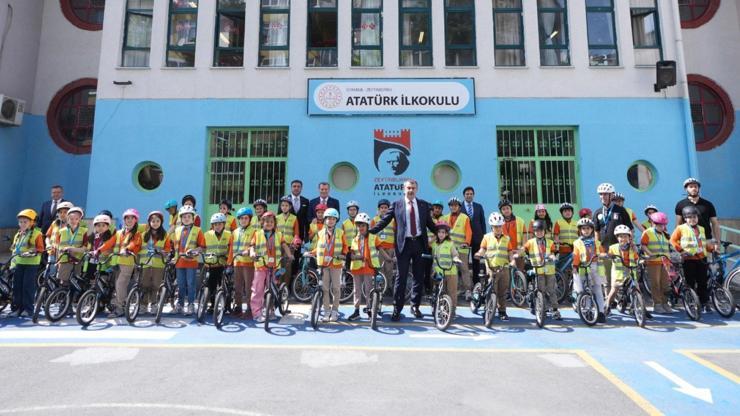 Bakan Tekin, öğrencilerle bir araya geldi