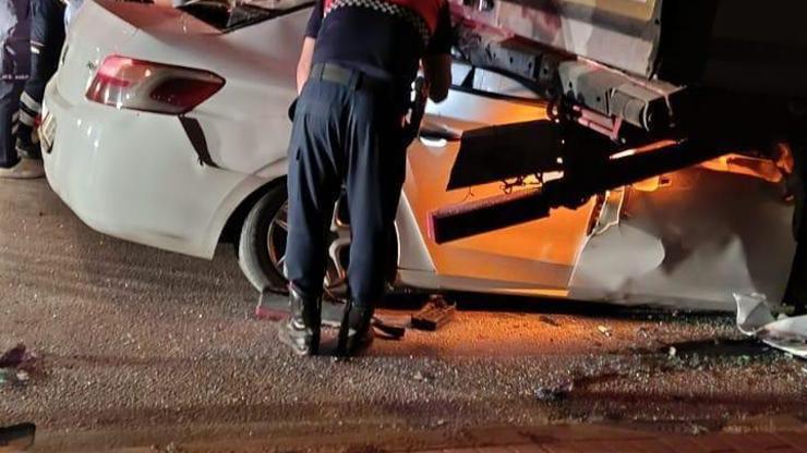 Otomobil, park halindeki TIRa çarptı: 2 ölü