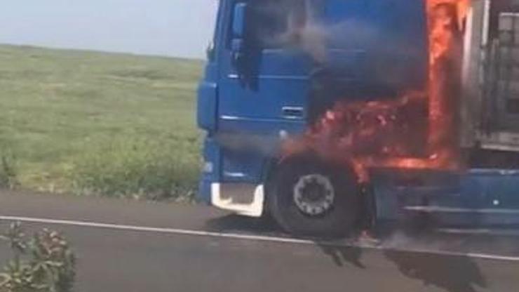 Diyarbakır’da briket yüklü TIR yandı