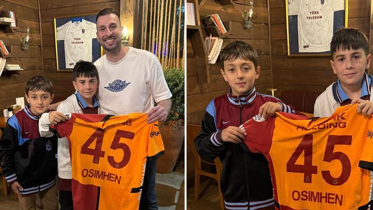 Osimhenin formasını bir koleksiyoner aldı