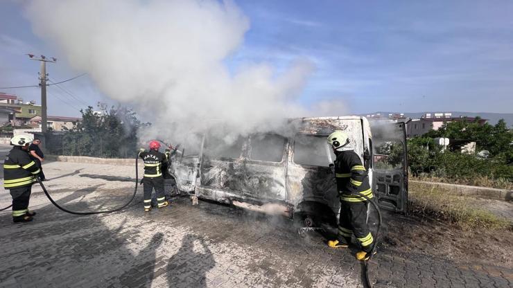 Hatayda Hurda Minibüs Alevlere Teslim Oldu