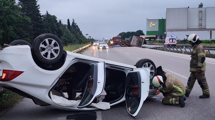 Kamyondan Dökülen Tomruklar Otomobile Çarptı