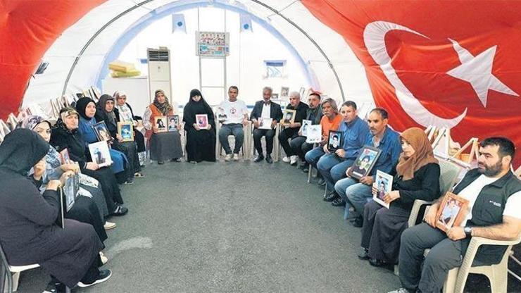 DEM Parti binası önünde evlat nöbeti tutan anneler tek yürek oldu: Anneler Günü’nde evladımıza kavuşalım