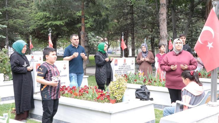 Kartal Şehitliğinde buruk Anneler Günü