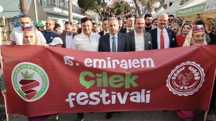 Menemende çilek kokulu festival başladı