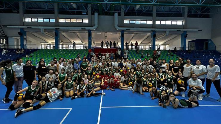 Bodrum’da anneler çocuklarıyla futbol ve voleybol oynadı