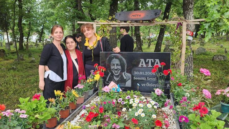 Balıkesirde bir yıl önce bıcaklanarak öldürülen kurye, mezarı başında anıldı; Törene Mattia Ahmet Minguzzi’nin annesi de katıldı