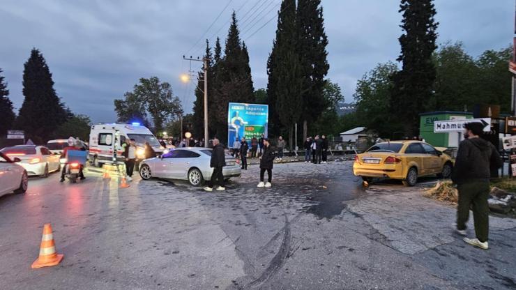 Sakaryada taksi ile otomobilin çarpıştığı kaza kamerada: 6 yaralı