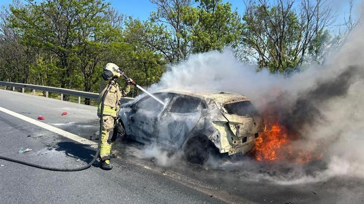 İstanbul - Büyükçekmece’de seyir halindeki otomobilde yangın çıktı