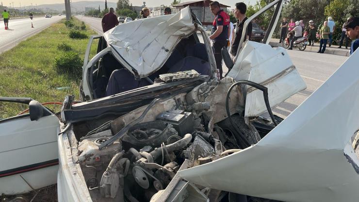 Osmaniye’de kontrolden çıkan otomobil direğe çarptı, 2 kişi yaralandı