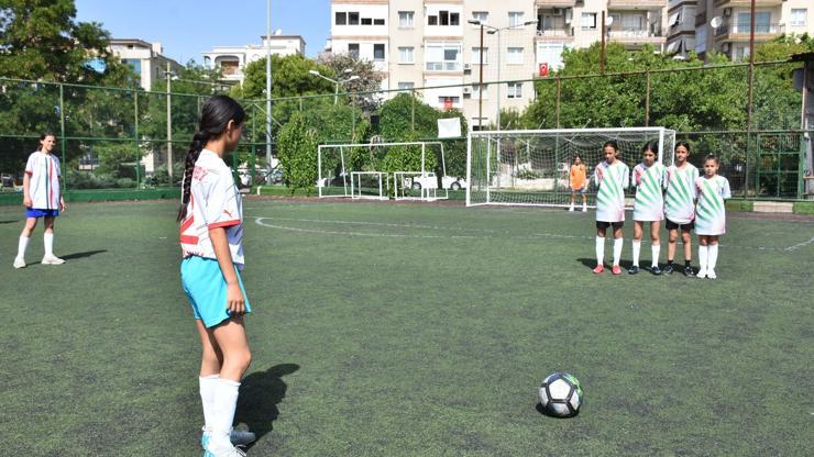 İzmirde Kız Öğrenciler İçin Futbol Turnuvası