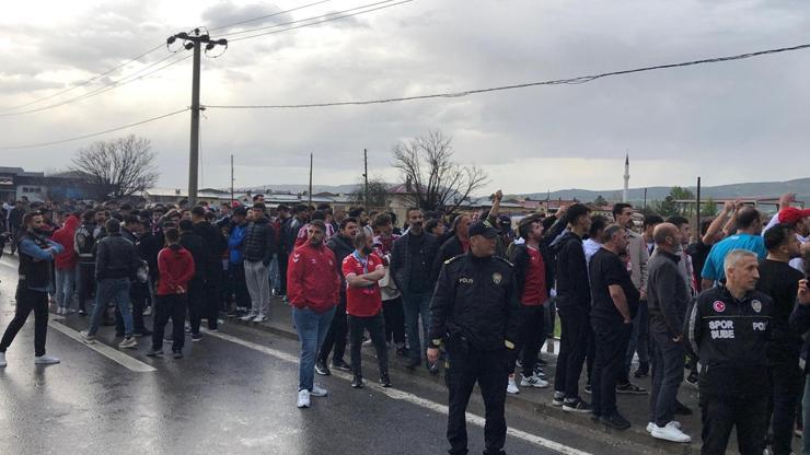 Sivassporlu taraftarlar, tesislerin önünde takımı protesto etti