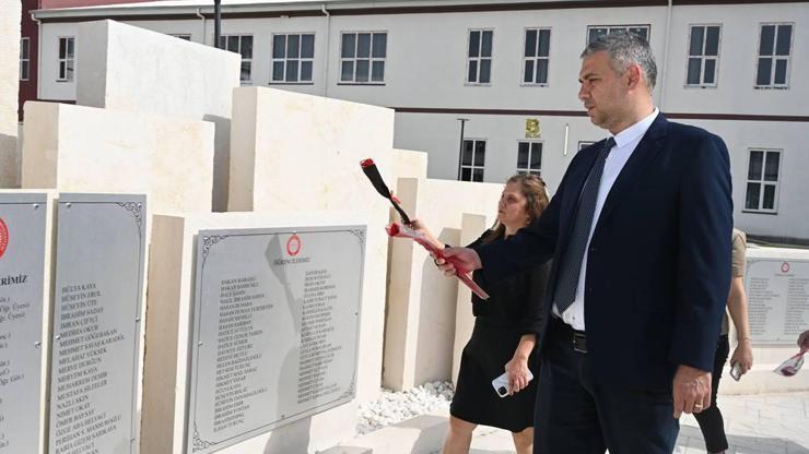 Hatay’da sağlıkçılar, depremde hayatını kaybeden meslektaşları için yürüdü