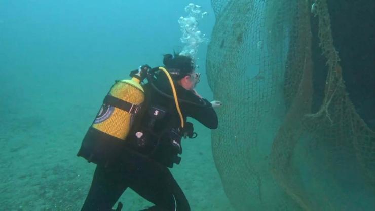 İzmirde deniz dibinde1,5 ton terk edilmiş balık ağı çıkarıldı