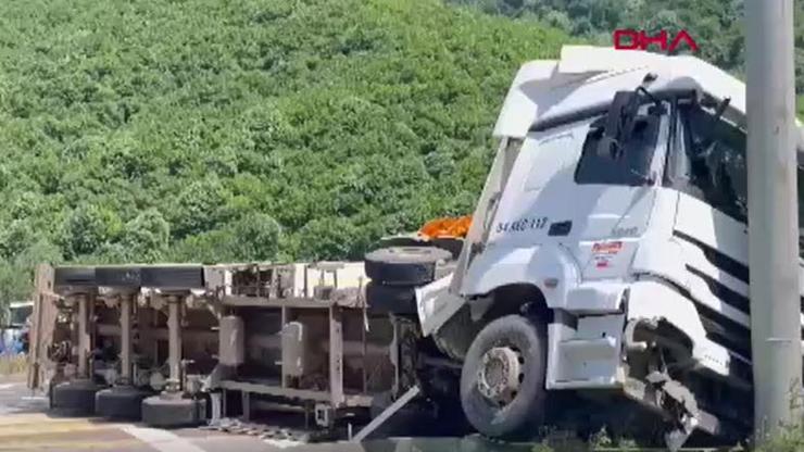 Yem yüklü TIR devrildi, kara yolu 2 saat ulaşıma kapandı