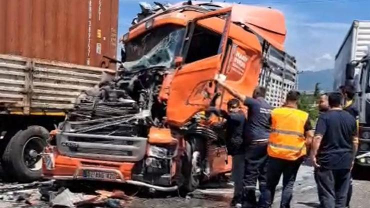 Sakaryada 4 araçlı zincirleme kaza; 2 yaralı