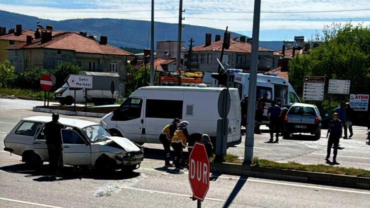 Domaniç’te trafik kazası; 5 yaralı