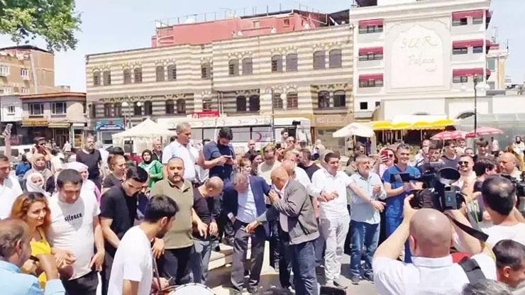 PKK 47 yıl sonra kendisini feshetti Diyarbakırda barış halayı