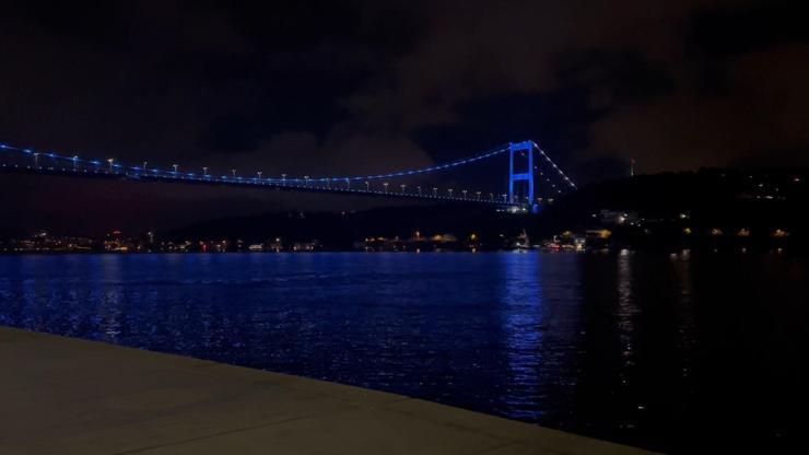 İstanbul - Fatih Sultan Mehmet Köprüsü maviye büründü