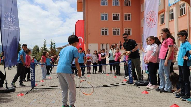Kütahyada İlkokul Öğrencileri Tenis Turnuvasında Yarıştı