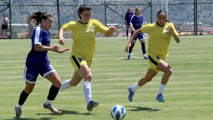 Üniversiteler Arası Kadınlar Futbol Türkiye Şampiyonası başladı