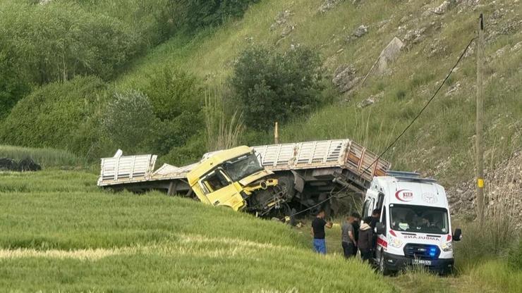 Lastiği patlayan TIR, 15 metreden tarlaya uçtu: 1i ağır, 3 yaralı