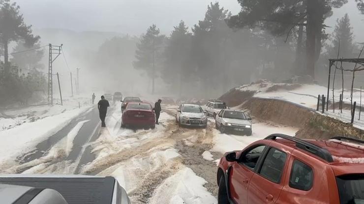 Çamlıyaylada dolu; yollar kapandı