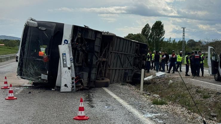 Konyada yolcu otobüsü devrildi: 14 yaralı