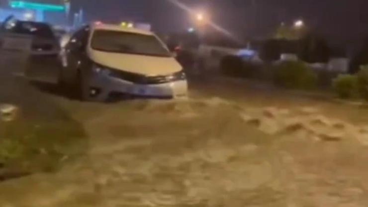 Hatayda sağanak ve dolu, su baskınlarına neden oldu