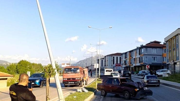 Otomobiliyle direğe çarpan sürücü yaralandı